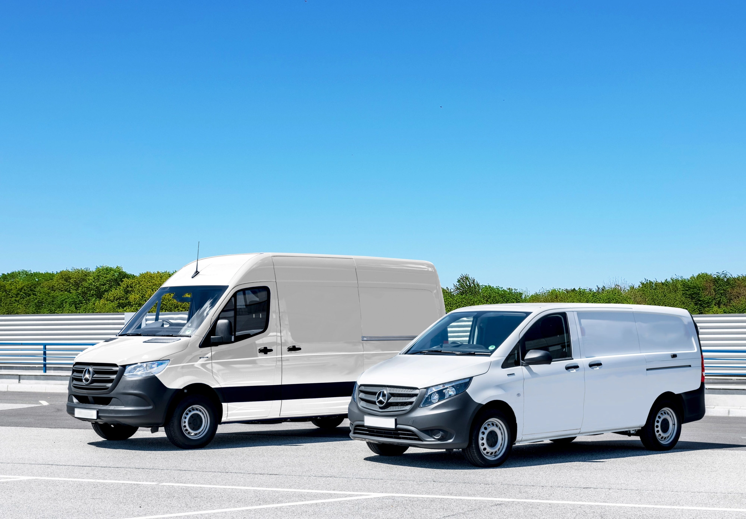 Zwei weiße Transporter auf einem Parkplatz
